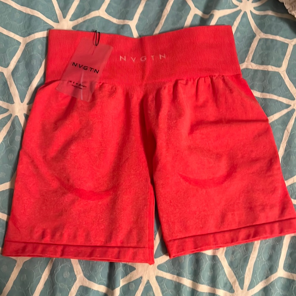 Wrong size tag still on cherry apple red